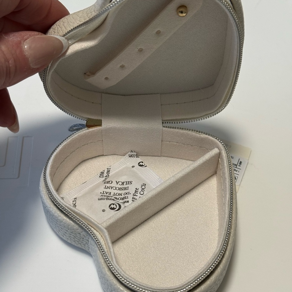 A New Day Pebble Textured Heart Travel jewelry Case - Picture 4 of 6